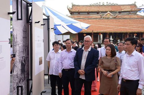 Tham quan Văn miếu, quét mã QRCod khám phá di sản văn hóa