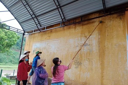 Đón năm học mới, giáo viên vùng cao vừa làm thầy, vừa làm... thợ