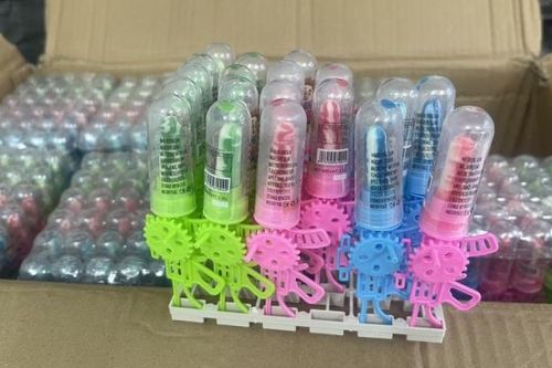 Lào Cai: Thu giữ hơn 5 vạn chiếc kẹo đồ chơi trẻ em không rõ nguồn gốc, xuất xứ