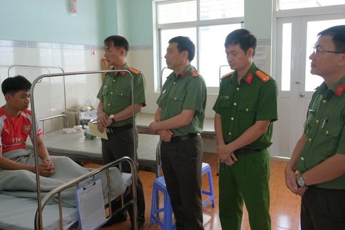 Trung úy công an bị chém trọng thương
