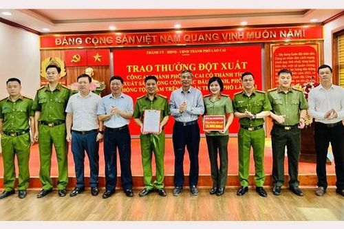 Khen thưởng đột xuất Công an TP Lào Cai