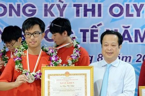 Tặng bằng khen học sinh giành Huy chương Olympic Thiên văn và Vật lý Thiên văn quốc tế 2023