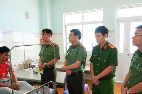 Bắt đối tượng xông vào trụ sở chém trung úy công an bị thương