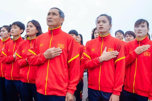 Đội tuyển nữ Việt Nam dự lễ Vu Lan ở quần thể tâm linh Fansipan