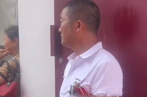 Ông bố đứng từ xa, rơi nước mắt nhìn con trai đi lấy vợ