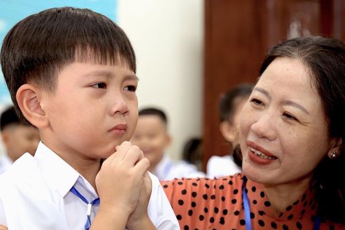 Nước mắt ngày đầu tựu trường lớp 1