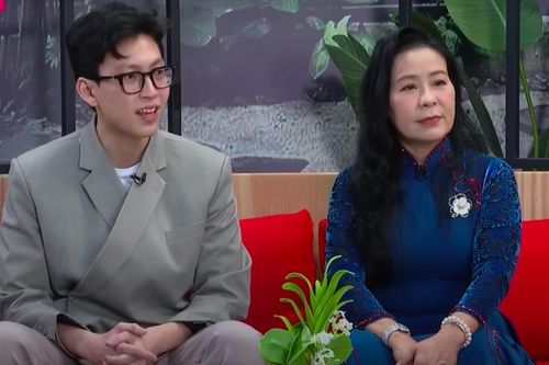 Mẹ vợ hết lời khen con rể 'phi công' vừa làm khóa luận vừa cho con bú