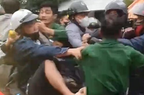 Nhóm đi mô tô không chịu xếp hàng mua vé phà Cát Lái, xô xát với người nhắc nhở