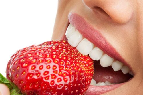 Làm trắng răng tự nhiên nhờ các thực phẩm quen thuộc trong cuộc sống