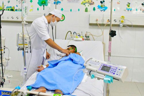 Ong vò vẽ đốt hơn 60 mũi, cậu bé 8 tuổi rơi vào tình trạng 'thập tử nhất sinh'