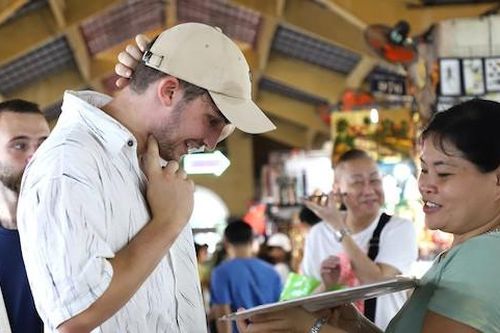 Vụ 3 đôi tất giá 700 nghìn: Đình chỉ tiểu thương 'hét' giá khách du lịch