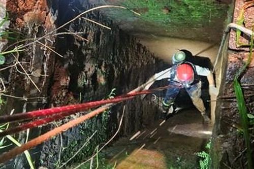 Hình ảnh các chiến sĩ Cảnh sát lặn sâu xuống giếng 25m đưa thi thể nạn nhân lên