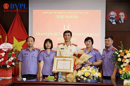 Chi bộ Thanh tra VKSND tối cao tổ chức trao tặng Huy hiệu 30 năm tuổi Đảng