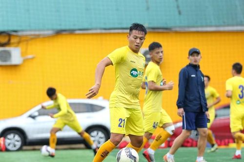 Hậu vệ Trần Đình Hoàng và nhiều cầu thủ có thể rời Sông Lam Nghệ An trước mùa giải mới