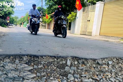Nhiều ổ gà, ổ voi trên tuyến đường Hải Thượng Lãn Ông (TP. Vinh)
