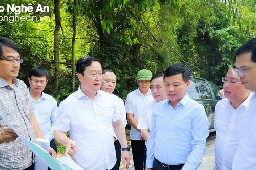 Chủ tịch UBND tỉnh thăm, kiểm tra tình hình sản xuất, kinh doanh tại huyện Quỳ Hợp
