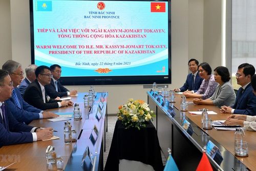 Tổng thống Cộng hòa Kazakhstan thăm một số doanh nghiệp tại Bắc Ninh