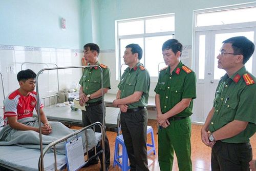 Lâm Đồng: Tạm giữ đối tượng xông vào trụ sở chém một cán bộ công an