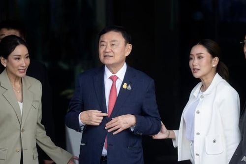 Cựu Thủ tướng Thaksin từ sân bay vào thẳng nhà tù