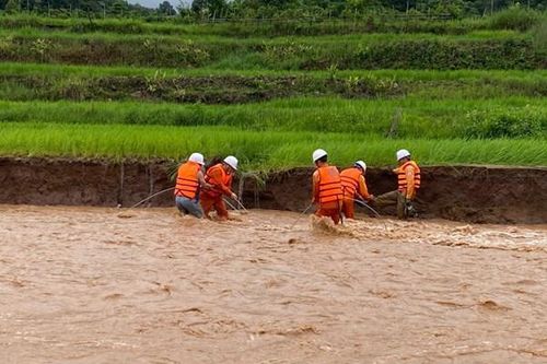 Điện lực Mường Nhé khôi phục sự cố cấp điện trở lại cho khách hàng