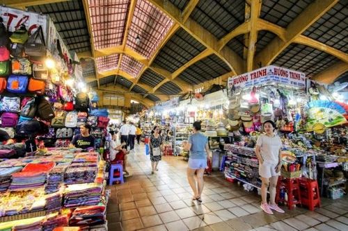 Tạm đình chỉ kinh doanh sạp vụ '3 đôi vớ 700.000 đồng' tại chợ Bến Thành