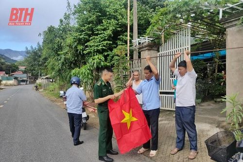 600 lá cờ Tổ quốc trao tay đồng bào vùng biên huyện Mường Lát
