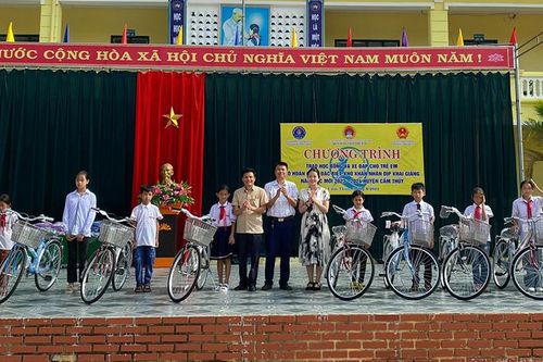 Nhiều phần quà ý nghĩa đến với trẻ em có hoàn cảnh đặc biệt, khó khăn huyện Cẩm Thủy