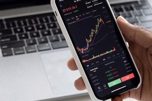 Lập 6 trang web lừa đảo kinh doanh chứng khoán quốc tế