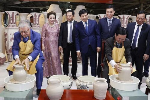 Chủ tịch nước Võ Văn Thưởng và Tổng thống Cộng hòa Kazakhstan tham quan Làng gốm Chu Đậu