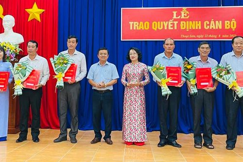 Huyện ủy Thoại Sơn trao quyết định cán bộ
