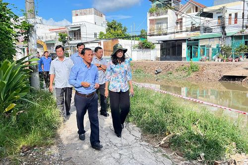 Bí thư Thành ủy, Chủ tịch UBND TP. Long Xuyên Đặng Thị Hoa Rây yêu cầu xử lý nhà thầu chậm tiến độ thi công các dự án trên địa bàn