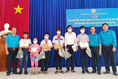 Liên đoàn Lao động huyện Châu Phú trao Học bổng Tôn Đức Thắng và quà 'Tiếp sức đến trường'