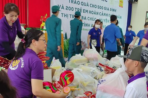 Phu nhân nguyên Chủ tịch nước Trương Tấn Sang tặng quà cho người dân Ba Chúc