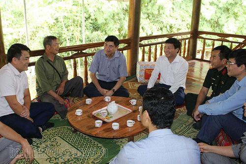 Bí thư Tỉnh ủy Trần Quốc Cường thăm gia đình chính sách tại Điện Biên Đông