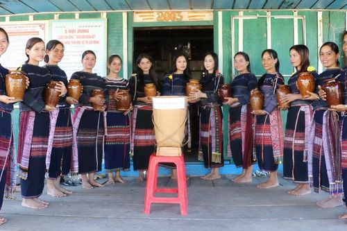 Nhân văn 'hũ gạo tình thương'