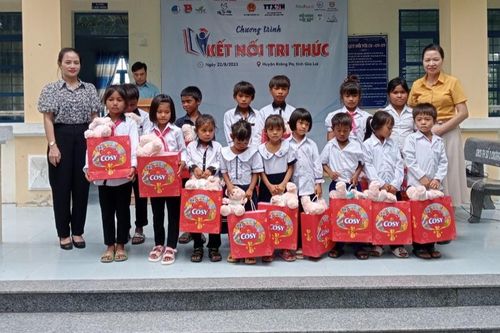 Tặng 1.650 cuốn sách cho học sinh huyện Krông Pa
