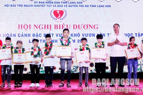 Biểu dương 110 học sinh có hoàn cảnh đặc biệt vượt khó vươn lên trong học tập