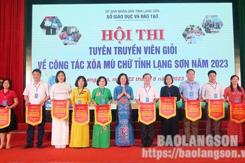 11 đội tham dự Hội thi tuyên truyền viên giỏi về công tác xóa mù chữ