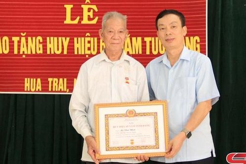 Đồng chí Trưởng Ban Tổ chức Tỉnh ủy trao tặng Huy hiệu Đảng đợt 2/9