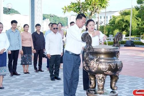 Đoàn công tác Trường Chính trị - Hành chính tỉnh Phông Sa Lỳ dâng hương Đền thờ Bác Hồ