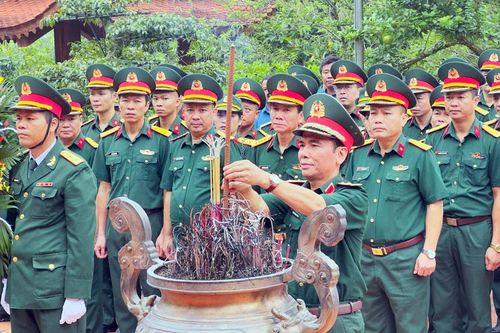 Đoàn cán bộ Quân khu 1 báo công dâng Bác tại ATK Định Hóa