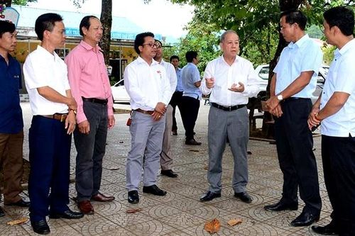 Phó Bí thư Thường trực Tỉnh ủy Phan Ngọc Thọ thăm, tặng quà các trường học ở huyện A Lưới