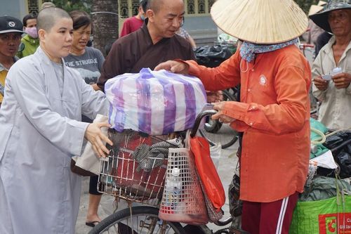 Đà Nẵng: Ban Từ thiện xã hội tặng quà Vu lan đến bà con nghèo