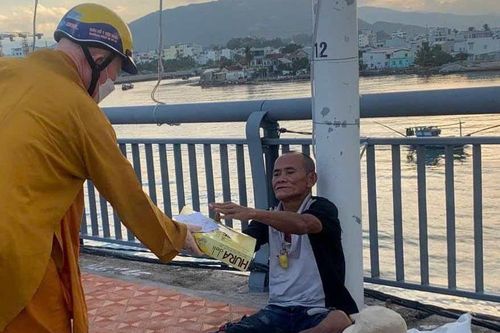 Ban Từ thiện xã hội Phật giáo tỉnh Khánh Hòa và Hội Pháp Hoa Ấn Quang trao quà Vu lan