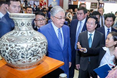 Chủ tịch nước cùng Tổng thống Kazakhstan thăm và trải nghiệm nghề làm Gốm Chu Đậu