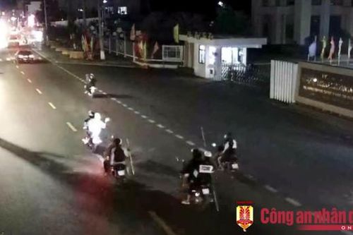 'Cân' ba trên xe máy mang hung khí đi giải quyết mâu thuẫn