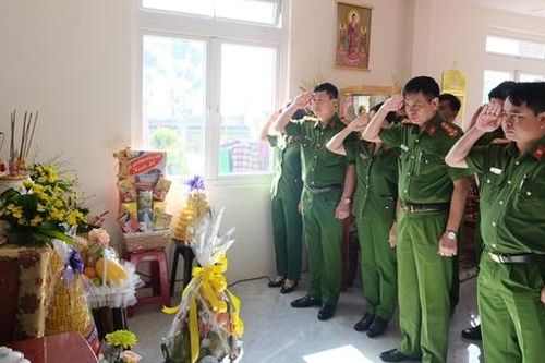 Cục Cảnh sát quản lý trại giam thăm gia đình các liệt sĩ hi sinh ở Bảo Lộc