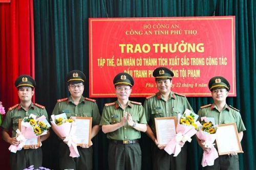 Trao thưởng các tập thể, cá nhân có thành tích trong công tác đấu tranh phòng, chống tội phạm