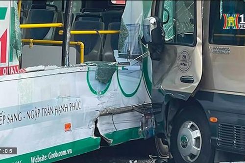Xe khách đâm xe buýt khiến nhiều người hoảng loạn