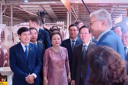 Chủ tịch nước và Tổng thống Kazakhstan thăm làng gốm Chu Đậu